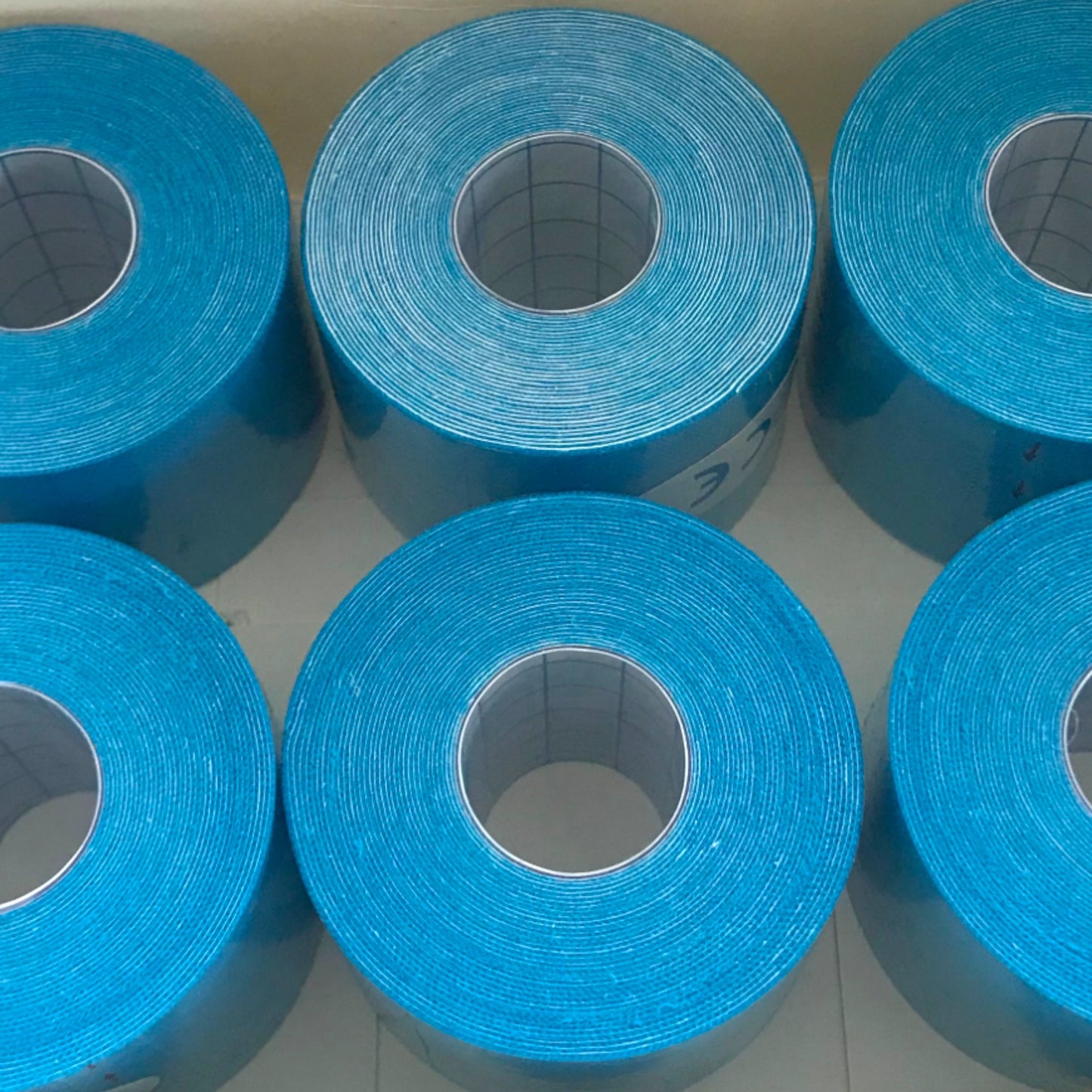 Professionelles Kinesiologie Tape - 5 cm x 5 m - Packung mit 6 Rollen für eine vielseitige Anwendung und hohe Strapazierfähigkeit.