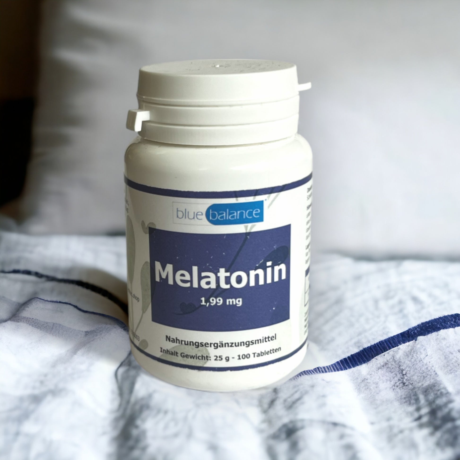 Melatonin-Tablettendose von Blue Balance ETH Meditec vor einem tiefblauen Hintergrund, symbolisierend Ruhe und Entspannung.