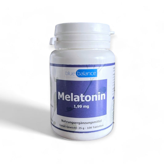 Klare und fokussierte Darstellung der Melatonin-Tablettendose von Blue Balance ETH Meditec auf einem reinweißen Hintergrund, betont Produktdesign und Reinheit.