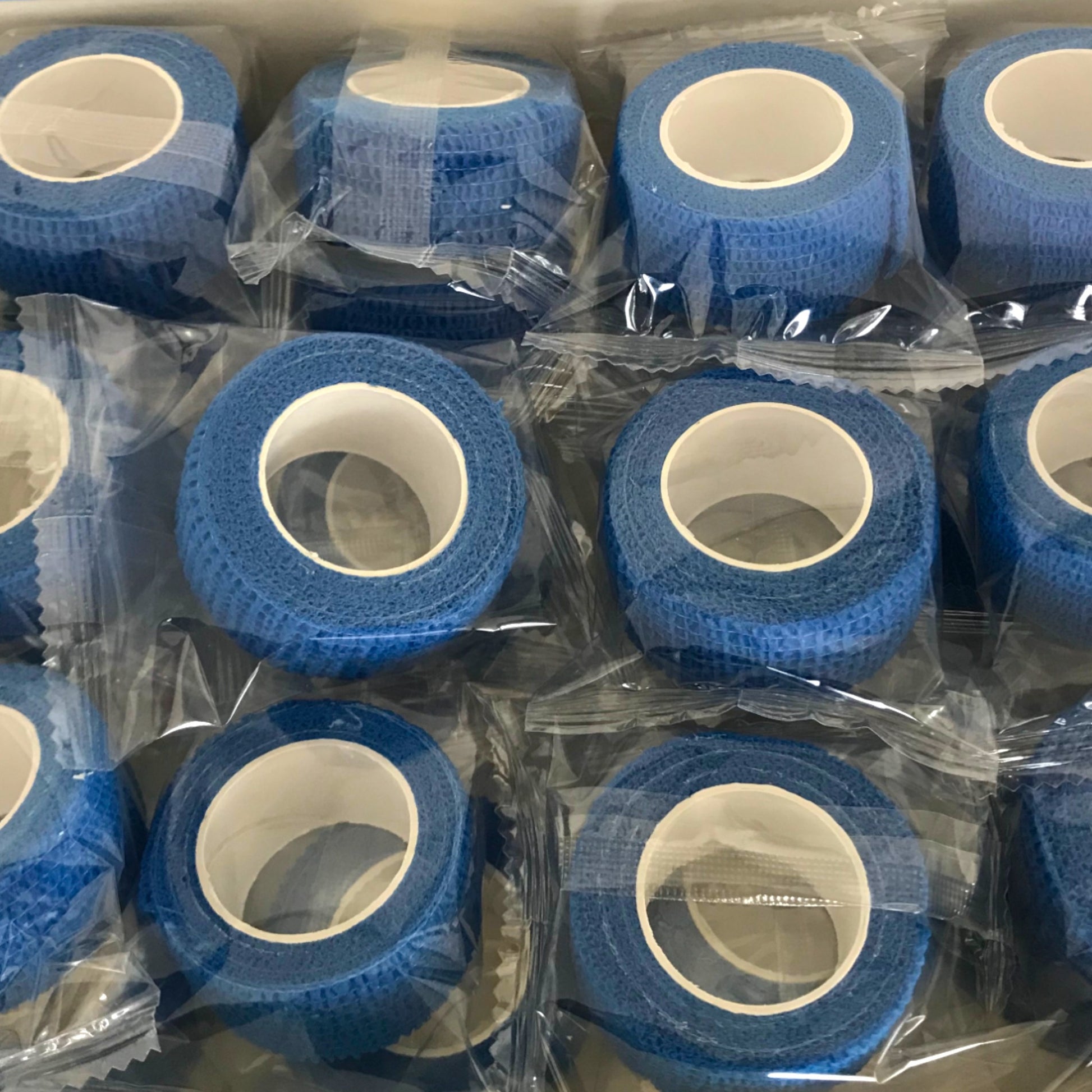 Hochwertiger elastischer Verband für Tiere - Selbstklebend, 10 cm x 4,5 m - Blau - Praktisches Set mit 3 Rollen für eine einfache und sichere Anwendung.