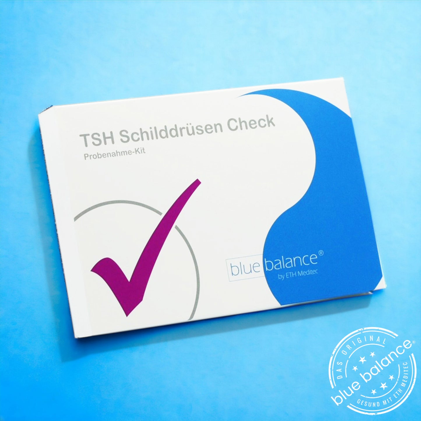 Ein Bild des TSH-Schilddrüsentestkits von ETH Meditec präsentiert sich gegen einen beruhigenden blauen Hintergrund, um Zuverlässigkeit und Präzision in der Schilddrüsendiagnostik zu symbolisieren.