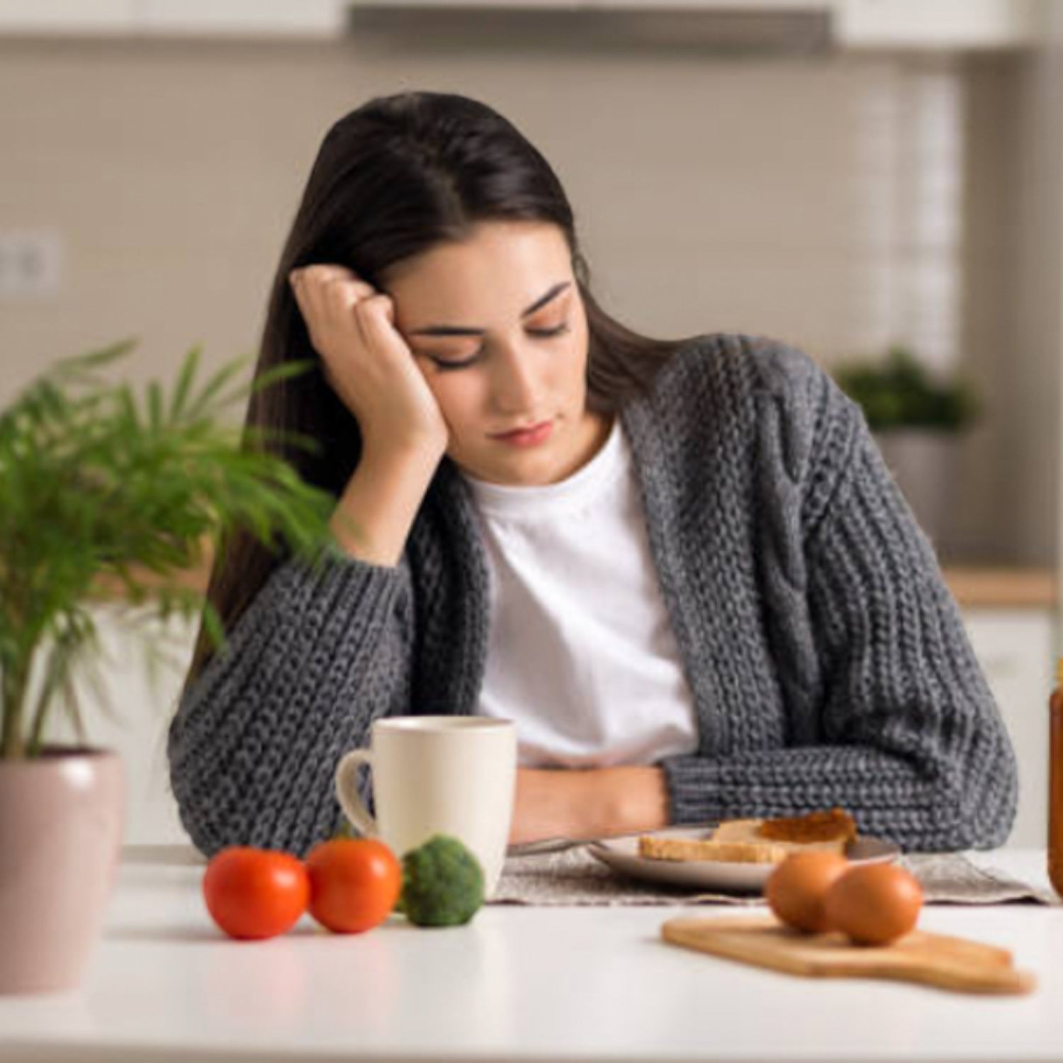Nachdenkliche Frau ignoriert Essen aufgrund ihrer Appetitlosigkeit." Beschreibung: "Frau am Tisch betrachtet unberührten Teller – ein stummer Hinweis auf Appetitmangel. Ein sichtbarer Aufruf, Gesundheitssignale ernstzunehmen.