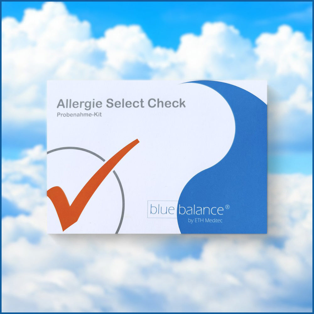 Person, die den Allergietest Select zu Hause durchführt - Box mit dem Allergietest Select von blue balance - Allergene, Allergiesymptome, blue balance, ELISA-Technologie, Kinderallergien, Haushaltstest, Gesundheit, Prävention, allergische Reaktionen, Testergebnis, bequem von zuhause, Sicherheit, Gesundheitsschutz, allergische Reaktionen vermeiden