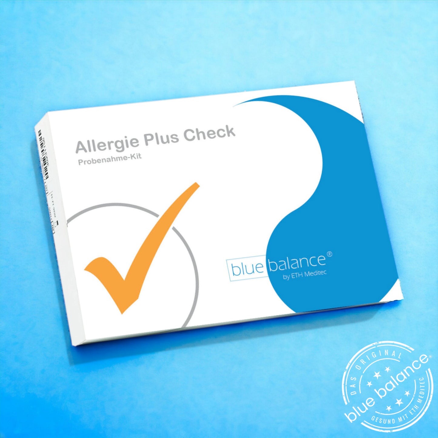 Blutabnahme-Set von blue balance® für eine umfassende Allergenanalyse – sicher und präzise auf hellblauem Untergrund"