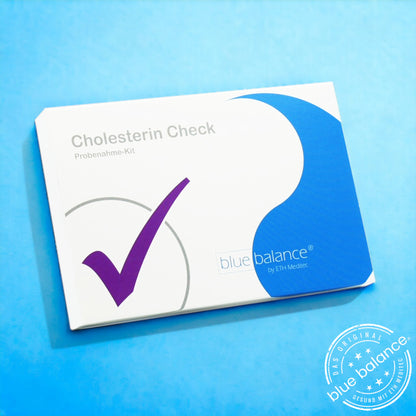 Das Produktbild zeigt das Selbsttestkit für Cholesterin der Marke blue balance, prägnant präsentiert vor einem blauen Hintergrund durch ETH Meditec, was Vertrauen und medizinische Expertise vermittelt.