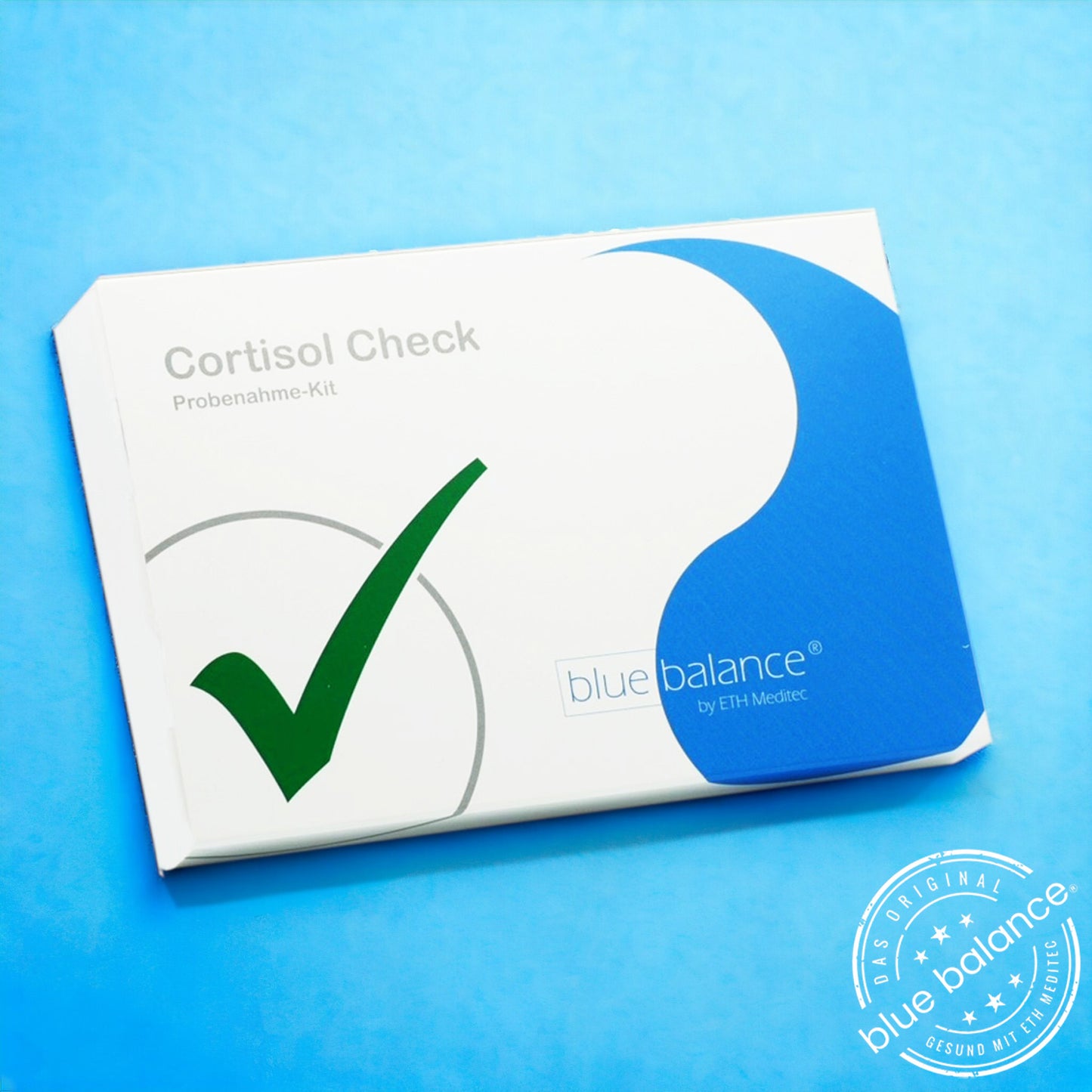 blue balance® - Cortisoltest- Speicheltest zur einfachen Messung Ihres Cortisolspiegels von ETH Meditec präsentiert mit einem hellen orangenen Hintergrund