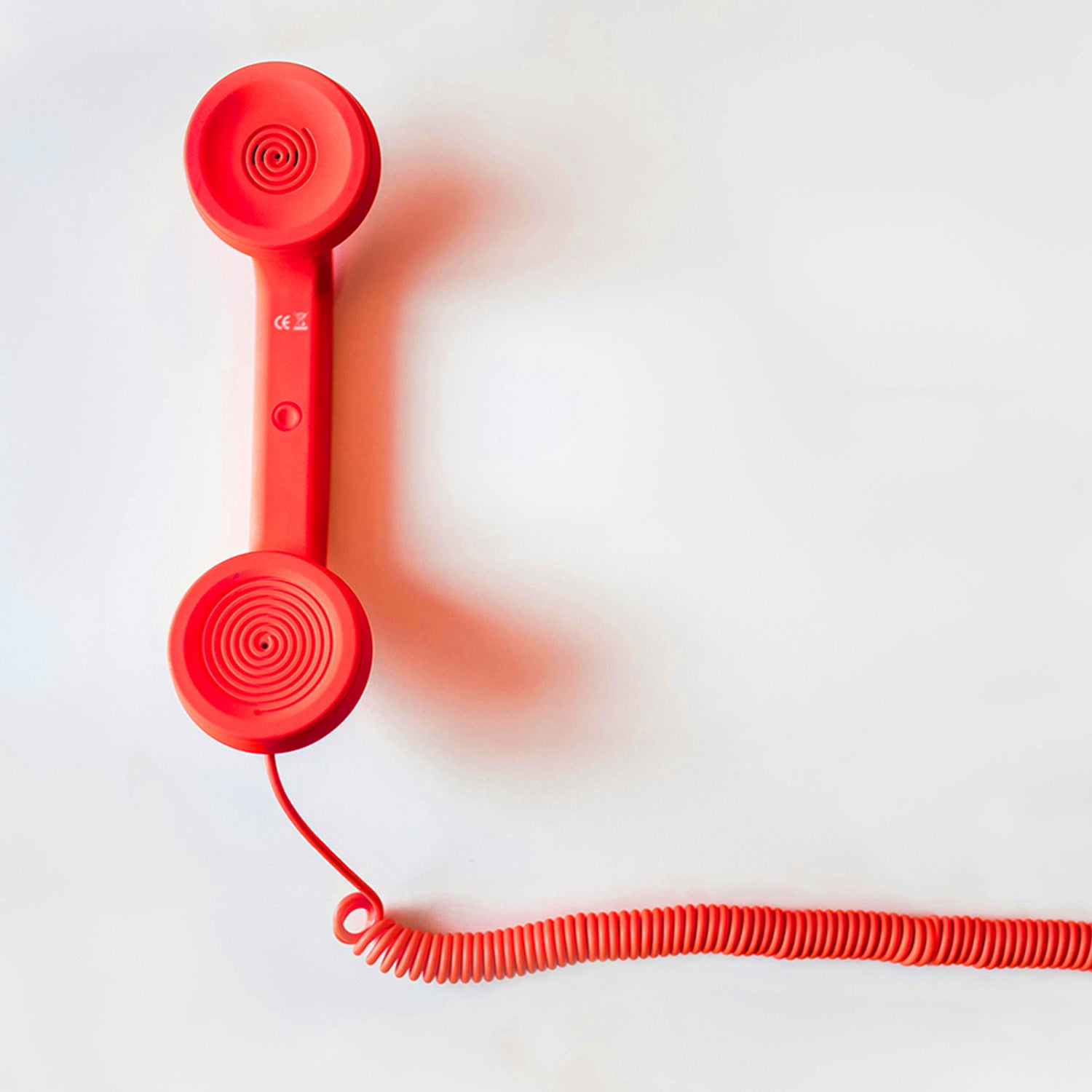 Rotes Telefon mit langem Kabel, repräsentiert die Service-Hotline von ETH Meditec. Ein Symbol für schnelle und kompetente Unterstützung bei medizinischen Fragen und Anliegen