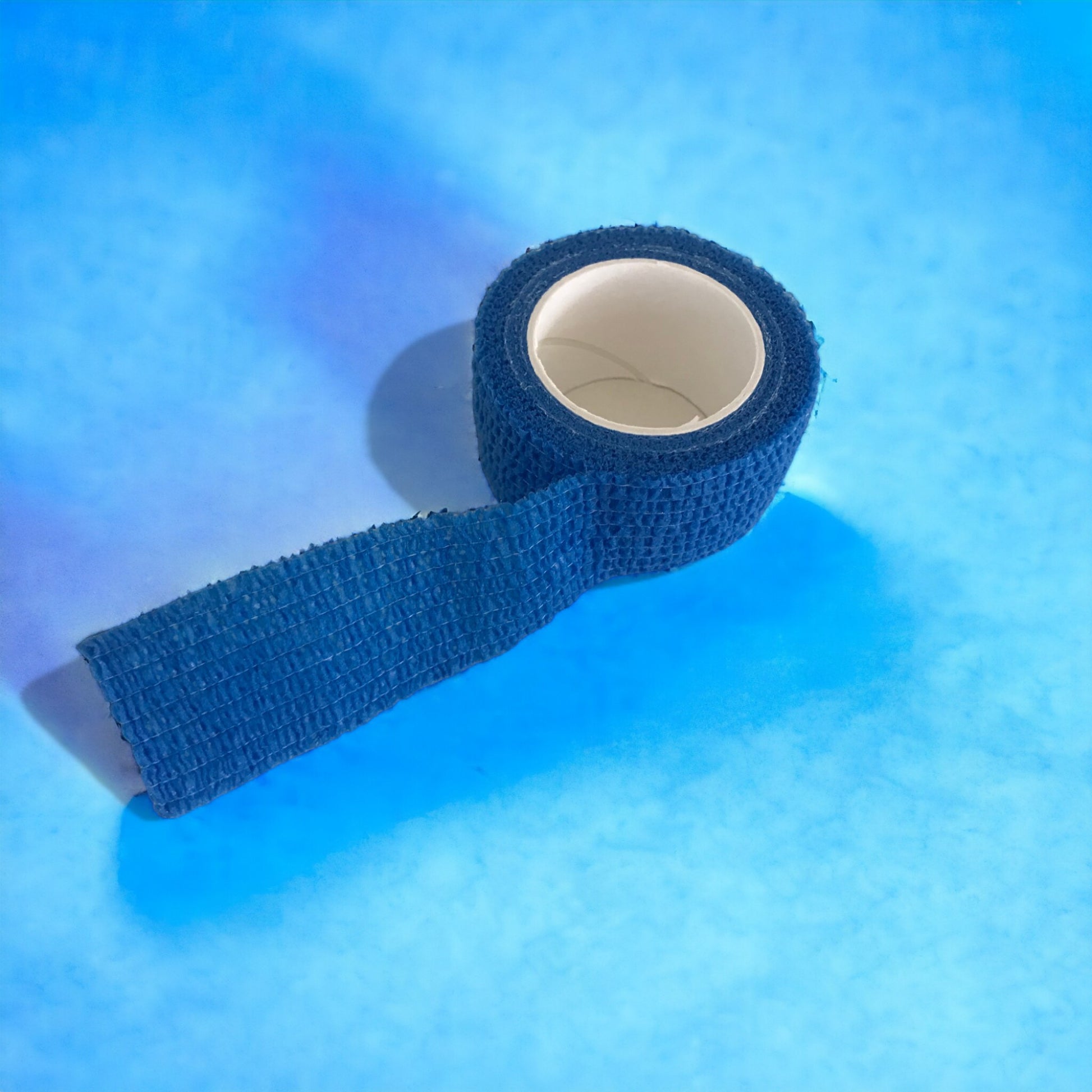 Professioneller selbstklebender elastischer Verband in blauer Farbe - 10 cm x 4,5 m - Set mit 3 Rollen, speziell für die Tieranwendung entwickelt.