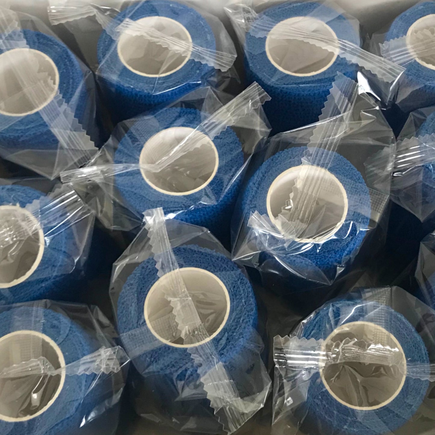 Zuverlässiger selbstklebender elastischer Verband - 10 cm x 4,5 m - blau - Praktisches Set mit 12 Rollen für eine langfristige Versorgung.