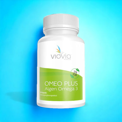 "Die glänzenden Omeo-Plus Omega 3 Kapseln heben sich deutlich von dem beruhigenden Blau des Hintergrunds ab, das den Blick auf die gesundheitlichen Vorteile des Produkts lenkt."