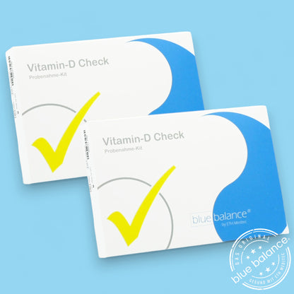 Holen Sie sich jetzt den blue balance® Vitamin D Test im attraktiven Vorteilspack! Mit diesem Test können Sie ganz einfach Ihren Vitamin-D-Wert bestimmen und einem Mangel frühzeitig vorbeugen. Präsentiert von ETH Meditec mit einem weißen Hintergrund.