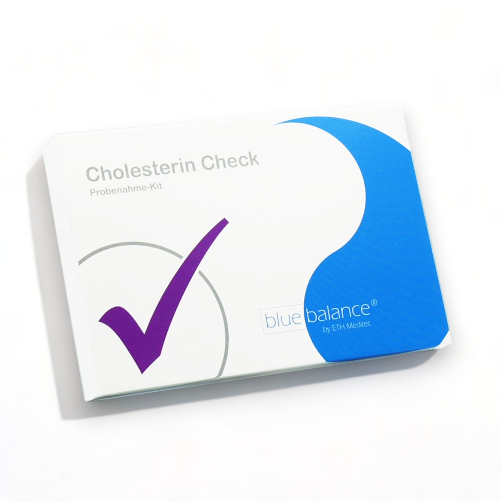 Cholesterin-Selbsttest von blue balance angezeigt auf weißem Grund." Beschreibung: "Hier ist der blue balance Cholesterintest zu sehen, platziert auf einem reinen weißen Hintergrund, der das Kit klar hervorhebt, unterstützt von der professionellen Glaubwürdigkeit von ETH Meditec.