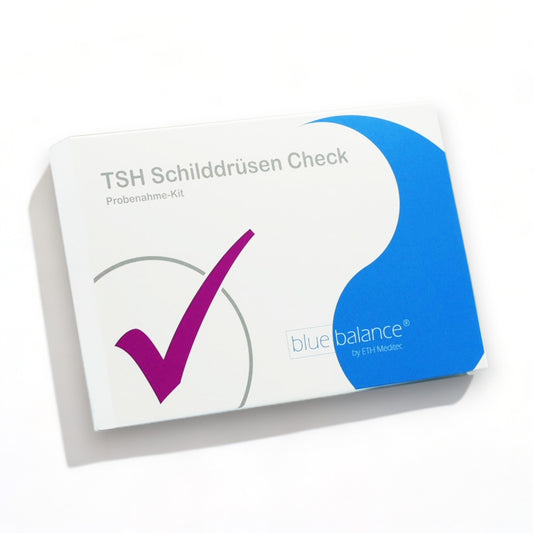 TSH-Testkit für Schilddrüsenanalyse von ETH Meditec auf Weiß." Beschreibung: "ETH Meditec's TSH-Schilddrüsentest wird klar und deutlich auf einem weißen Hintergrund vorgestellt, um den Fokus auf die Bedeutung der Schilddrüsengesundheit zu lenken.